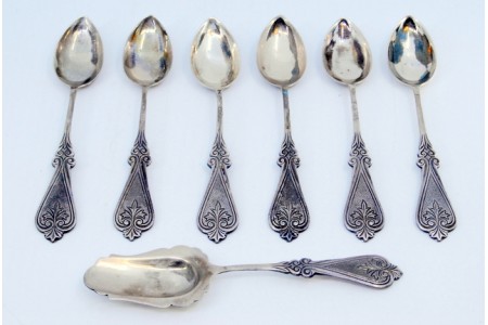 Conjunto de seis colheres de café e  pá de açúcar com relevos e aplicações nos cabos.